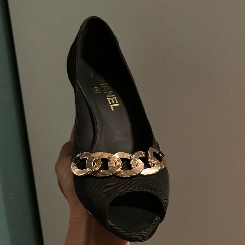 Chanel heels black excellent condition!Recommend for someone who wear 6 1/2.